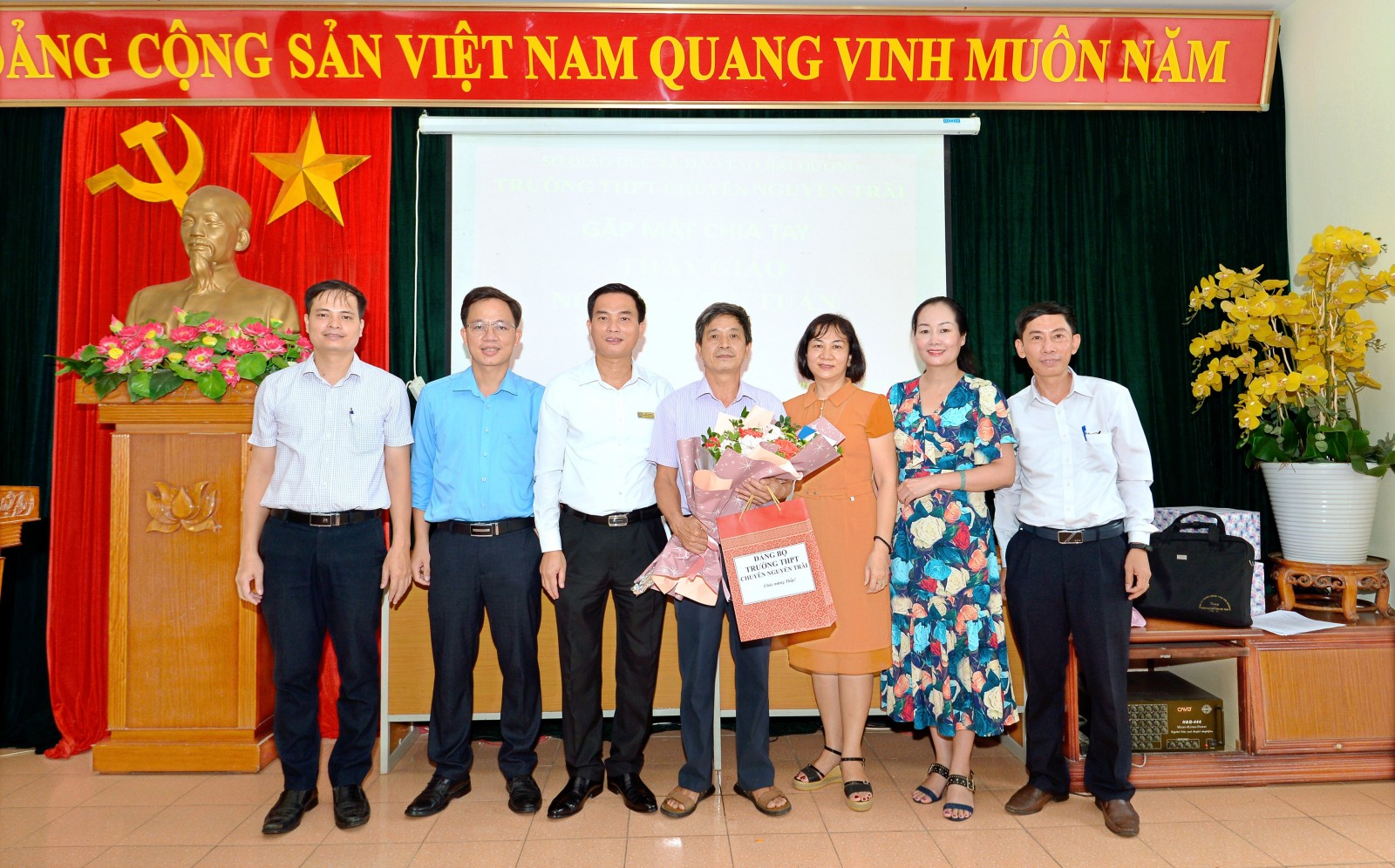 Chia tay thầy giáo Nguyễn Văn Tuấn về hưởng chế độ hưu trí